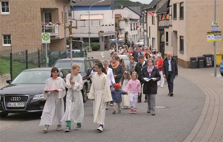 Viele Gläubige schlossen sich der Prozession in Franken an.
