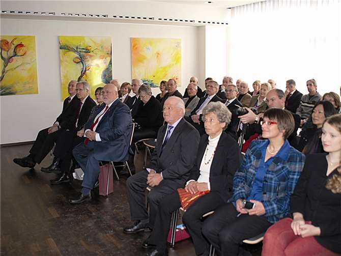 Viele Gratulanten aus Politik, Sport und Wirtschaft waren in das Bürgerhaus nach Urbar gekommen.US