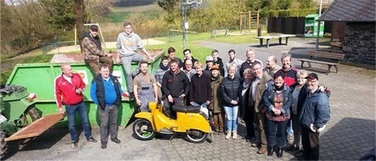 Viele Hände bedeuteten ein schnelles Ende bei der Wald- und Flurbereinigung in Oberdreis.privat