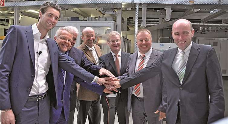 Viele Hände - ein Knopfdruck: der Start in eine weitere erfolgreiche Zukunft bei Poli-Tape. AB