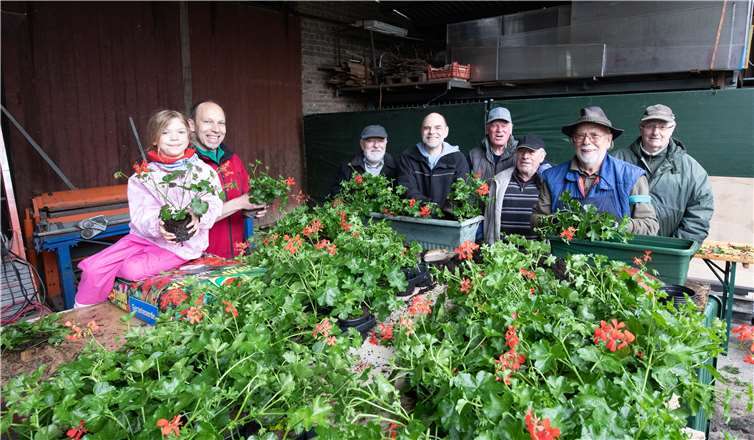 Viele Hände fassten bei der Pflanzaktion mit an.Foto: CEW