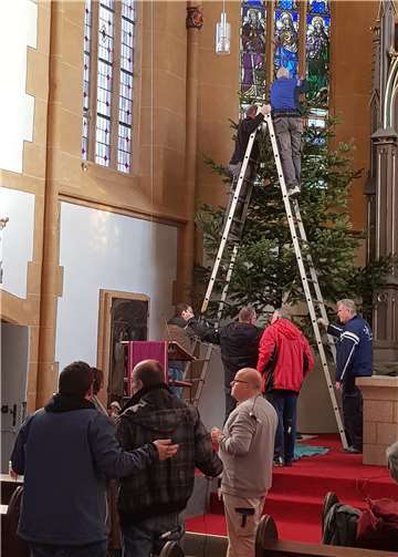 Viele Hände halfen beim Aufbau unserer Weihnachtsbäume.