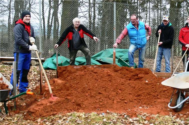 Viele Hände, rasches Ende: Die kleine Helferschar des TC Steimel war aktiv. V.l.: Andrê Seliger, Kurt Eidner, Detlef Eich, Julian Müller, Emil Müller, Markus Lenz, Werner Müller.Dietrich Rockenfeller