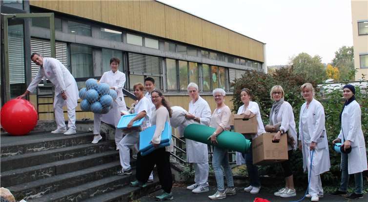Viele Hände schnelles Ende: Das gesamte Team der Geburtshilfe und Elternschule hilft beim Umzug der Elternsschule in die neuen Räumlichkeiten. Foto: privat