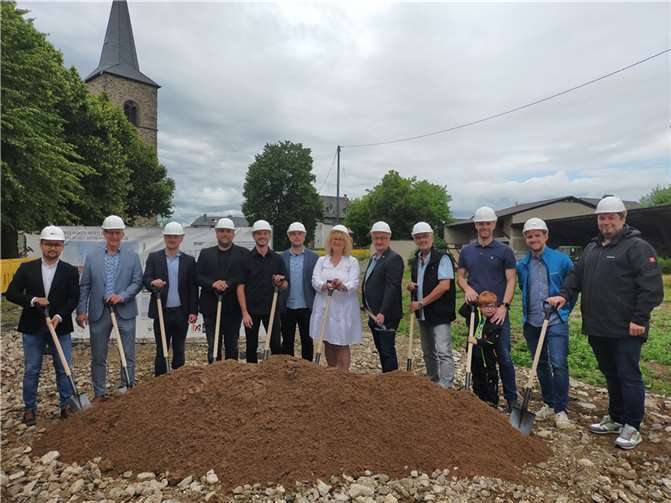 Viele Hände, schnelles Ende: Der erste Spatenstich für das Bürgerhaus in Mertloch ist gemacht. Fotos: SK