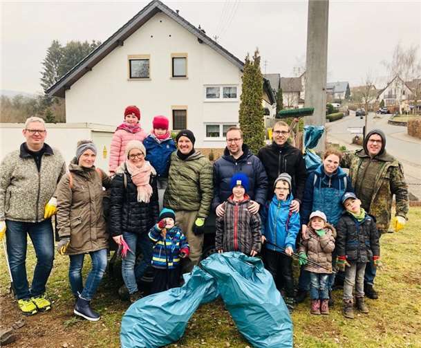 Viele Hände, schnelles Ende, Groß und Klein sammelten gemeinsam Müll ein. Foto: privat