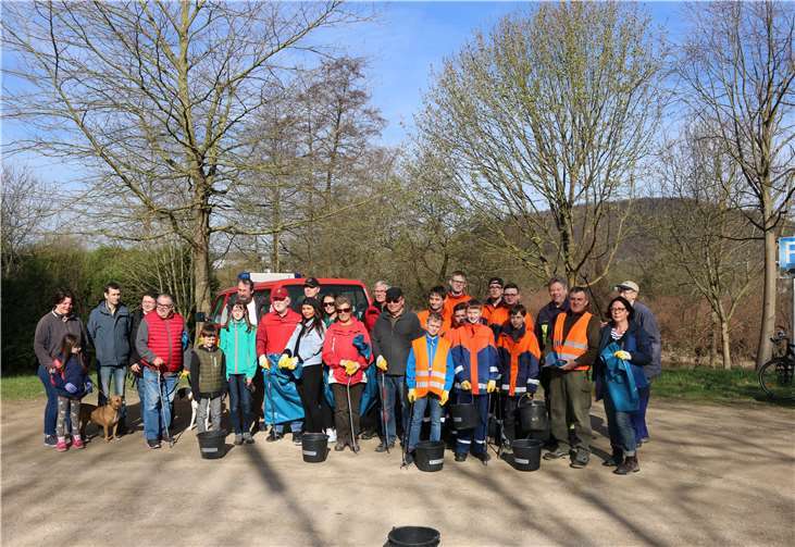 Viele Hände schnelles Ende: Viele Helfer kamen und sorgten wieder für eine saubere Landschaft. Fotos: -RÜ-