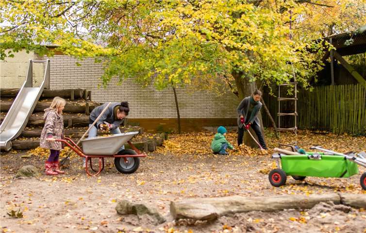 Viele Hände schnelles Ende - auch die Kleinen packten fleißig mit an. Foto: privat