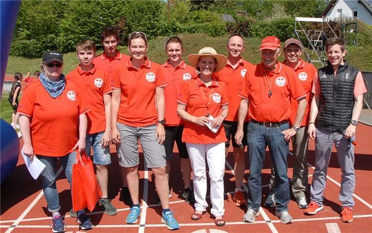 Viele Helfer beteiligten sich beim Familienfest in der großen Sportarena des Schulzentrums an der Durchführung der Wettbewerbe. Wer wollte, konnte an diesem Tag auch sein Sportabzeichen ablegen.