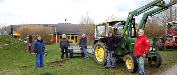 Viele Helfer haben bei der Demontage des alten Zaunes tatkräftig mit angepackt.