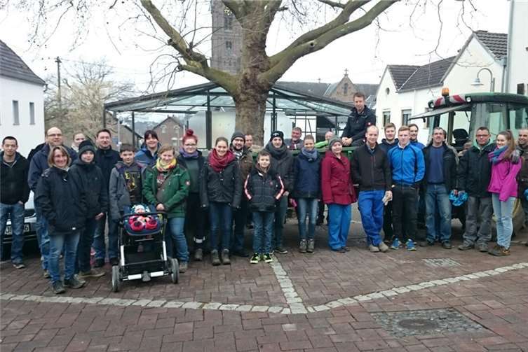 Viele Helfer hatten zu früher Stunde den Weg auf den Marktplatz gefunden.privat