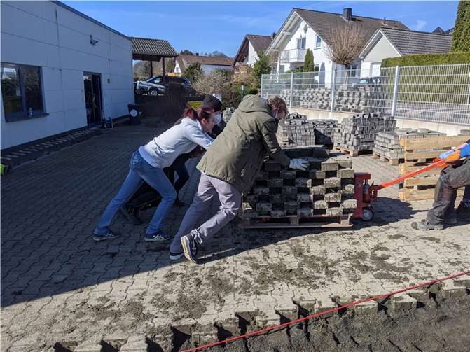 Viele Helfer packten mit an.