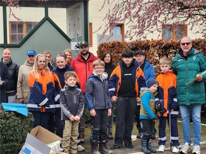 Viele Helfer packten mit an.  Foto: Nicole Wolter