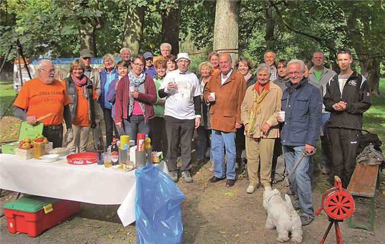 Viele Helfer und „Fans“ unterstützten den beliebten Geistlichen bei seinem Benefizlauf im Sayner Schlosspark. PS