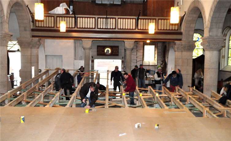 Viele Helfer waren beim Aufbau innerhalb der Riedener Pfarrkirche in Aktion.