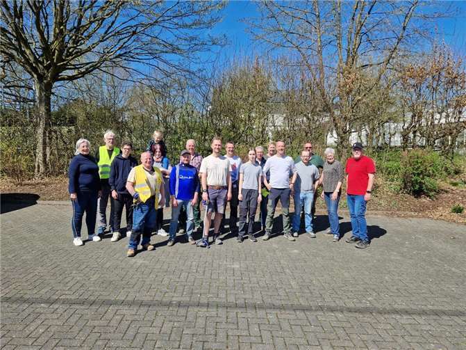 Viele Helferinnen und Helfer machten mit.  Foto:Oliver Stenz