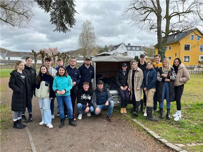 Viele Helferinnen und Helfer um Kai Kamphausen (kniend mit Mütze) haben bei der Aktion Frühjahrsputz des CDU Ortsverbandes Rheinbreitbach einen ganzen Anhänger voll mit Unrat zusammengetragen.  Foto: Bernhard Groß