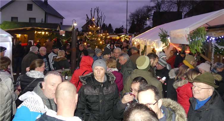 Viele Hundert Besucher drängten sich über den rustikal gemütlichen Weihnachtsmarkt in Leienkaul.