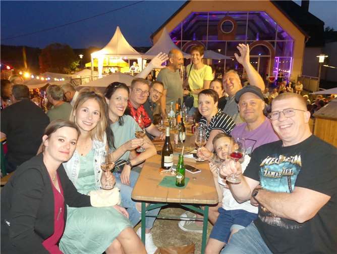 Viele Hundert Besucher feierten bei weinfröhlicher Stimmung bis in die späte Nacht das Weinfest „Esch macht Ernst“.