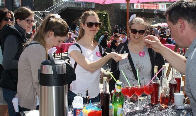 Viele Hundert Besucher ließen es sich auf demBlütenmarkt die Gaumenfreuden von der beliebten Frucht munden.