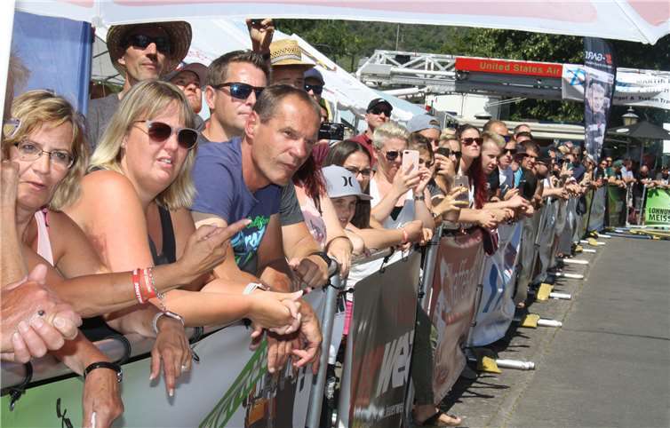 Viele Hundert Schaulustige verfolgten andrei Tagen das Vorzeige-Spektakel an der Mosel.