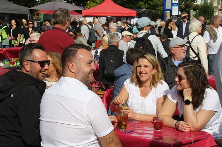 Viele Hundert begeisterte Besucher von fern und nah statteten dem Pfirsicherntemarkt erneut einen gewogenen Besuch ab.