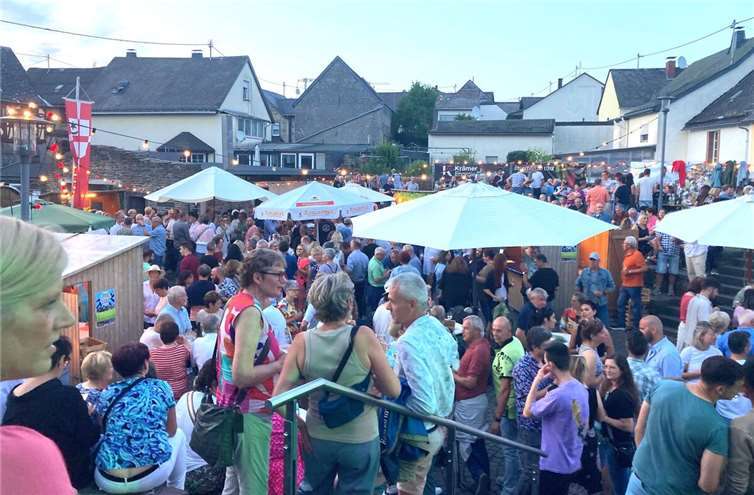 Viele Hundert begeisterte Weinfreunde feierten die überregional beliebte Veranstaltung im historischen Ortskern.