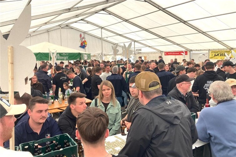 Viele Hundert junge und junggebliebene Leute feierten bei bester Versorgung für das leibliche Wohl im großen Festzelt.