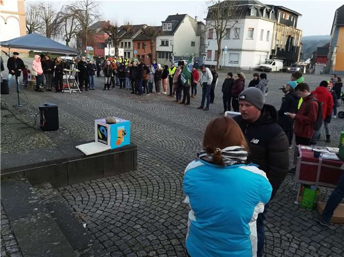 Viele Infos und wärmenden Kaffee gab es bei der Abschlusskundgebung auf dem Kirchplatz.  Foto: BL