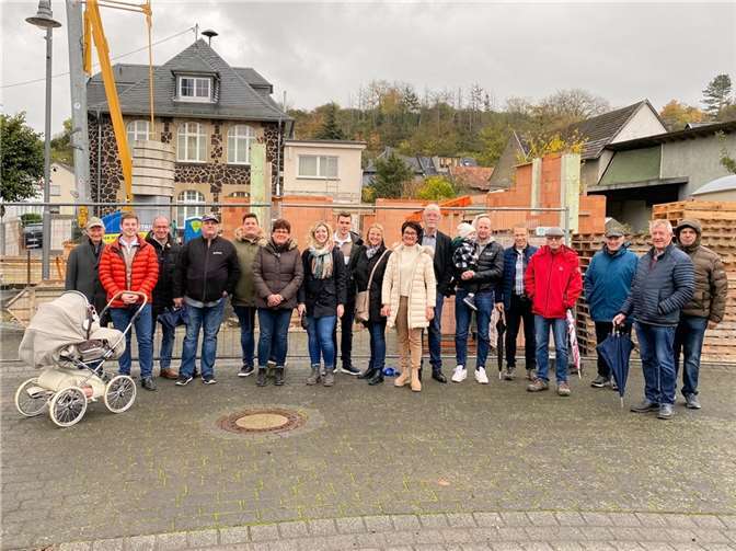 Viele Interessierte folgten der Einladung zur Ortsbegehung in Niederzissen.  Foto: Tobias Schneider