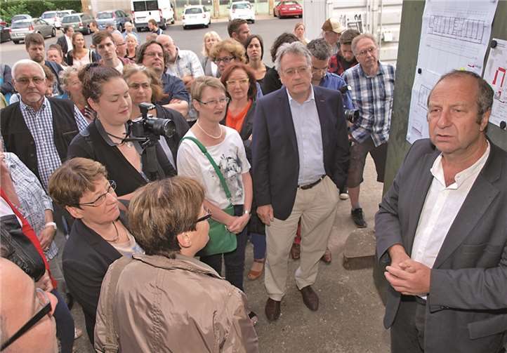 Viele Interessierte waren zur Besichtigung der Unterkunft gekommen und Albert Diehl (r., Leiter des zentralen Gebäudemanagements) gab zahlreiche Hintergrundinformationen.