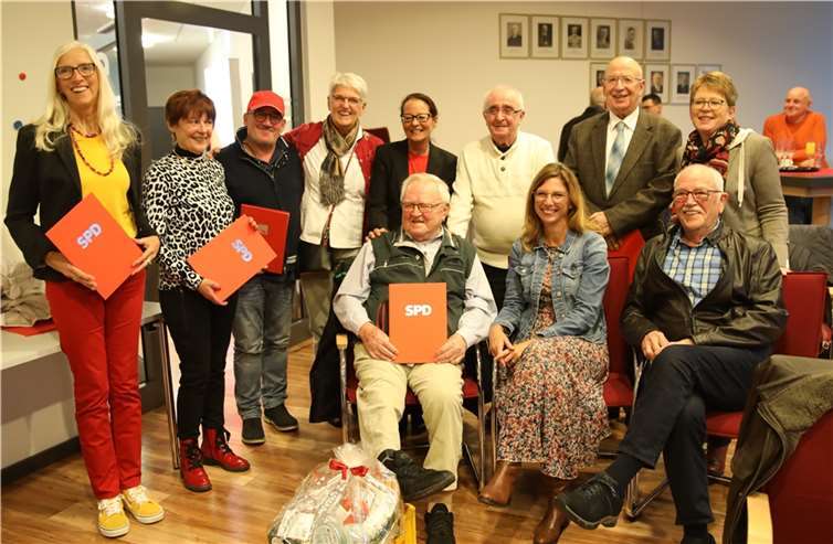 Viele Jubilare konnten für ihre langjährige Mitgliedschaft und Treue mit Ehrennadeln und Ehrenurkunden geehrt werden.Foto: SPD Wirges