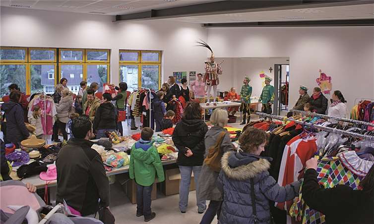 Viele Karnevalisten nutzten die Gelegenheit, um sich mit Karnevalskostümen einzudecken. privat