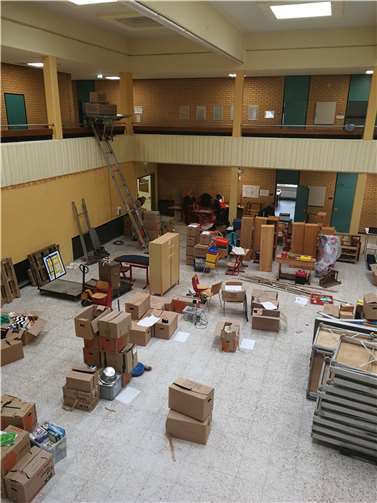 Viele Kartons galt es zu sortieren und zu verräumen.