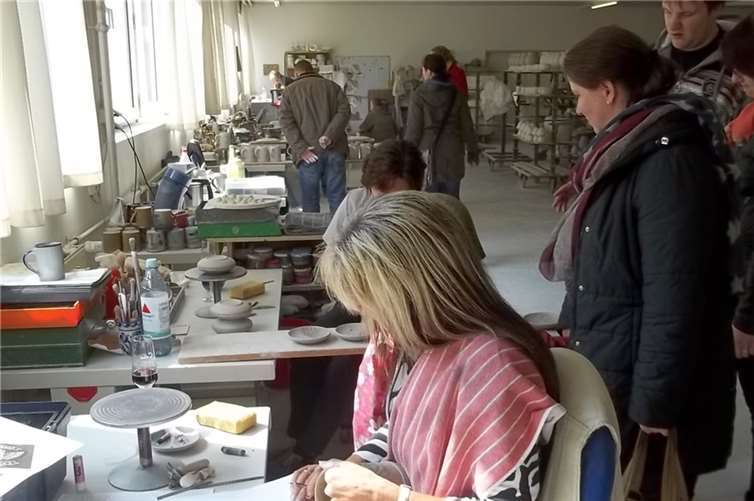 Viele Keramikwerkstätten laden zum zusehen und mitmachen ein.