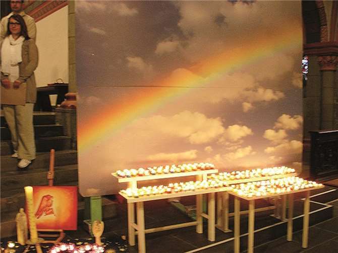 Viele Kerzen erinnern an die verstorbenen Kinder, die so niemals vergessen werden. privat