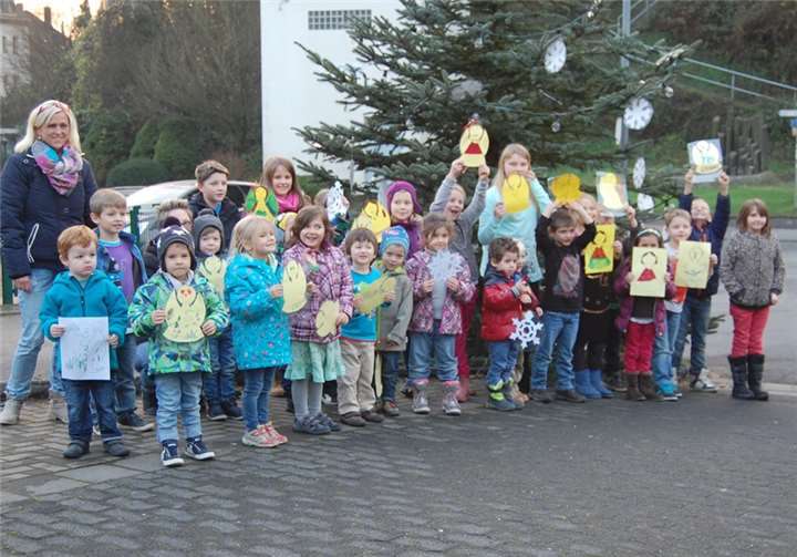 Viele Kinder aus der Gemeinde trafen sich, um gemeinsam die Weihnachtsbäume zu schmücken. privat