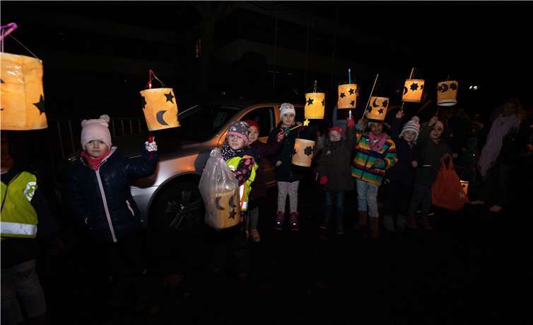 Viele Kinder erhellten die Dunkelheit mit ihren tollen Fackeln.Fotos: CEW
