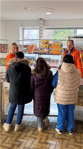 Viele Kinder freuten sich über ein Nikolausgeschenk bei den beiden Tafel-Ausgabestellen in Ahrweiler und Sinzig. Dies wurde durch viele helfende Hände ermöglicht, wie Christiana Hoerster (seit rund acht Jahren ehrenamtlich bei der Tafel Ahrweiler aktiv) und Bertold Beuthien (Bundesfreiwilliger). Foto: privat