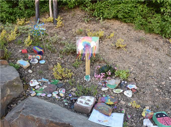 Viele Kinder haben bereits ihre kreativen Bastelarbeiten vor der Kita Adenau aufgestellt. Foto: Kita Adenau