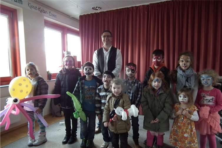 Viele Kinder hatten beim Kinderschminken mitgemacht und präsentierten sich stolz mit dem Magier.Privat