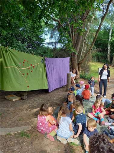 Viele Kinder kamen bei strahlendem Sonnenschein zur Aufführung; „Die kleine Raupe Nimmersatt“ und sangen schon nach kurzer Zeit begeistert mit. Quelle: VG Weißenthurm