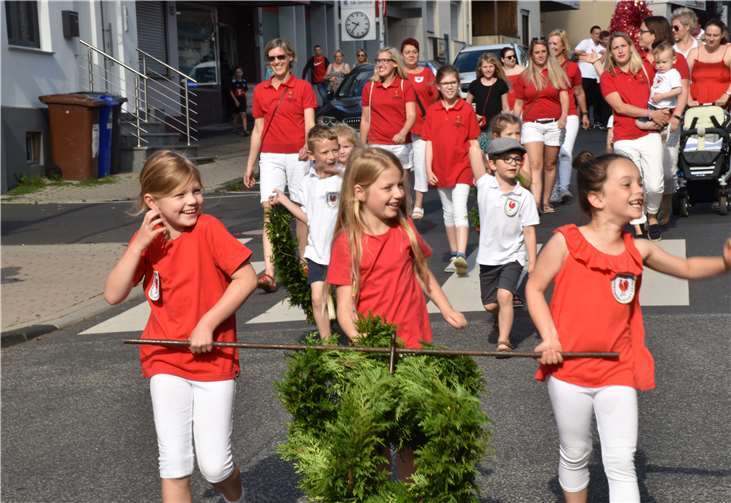 Viele Kinder machten mit beim Arenberger Kirmesumzug.