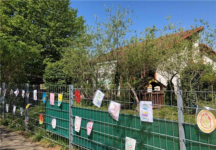 Viele Kinder malten große Ostereierbilder, die jetzt den Zaun der Kita schmücken. Foto: privat