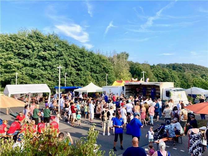 Viele Kinder mit ihren Eltern und auch Großeltern waren gekommen.  Foto: M. Stahl