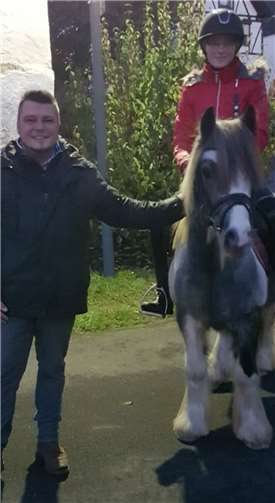 Viele Kinder trauten sich, das Pony Fireball zu streicheln oder zu füttern. Foto: privat