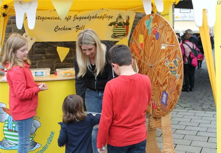 Viele Kinder und Jugendliche drehten am Zahnglücksrad und gewannen kleine und größere Preise von der Zahnbürste bis hin zu Max-Schrubbel-Rucksäcken.