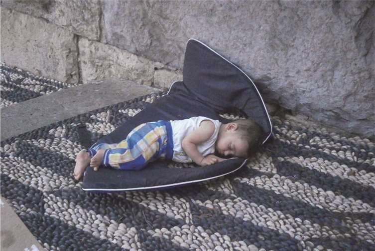 Viele Kinder und auch Babys sind unter den Flüchtlingen. Sie schlafen in Zelten oder einfach auf dem harten Straßenboden.