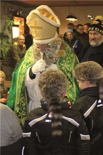 Viele Kinder warteten sehnsüchtig auf den Nikolaus. privat