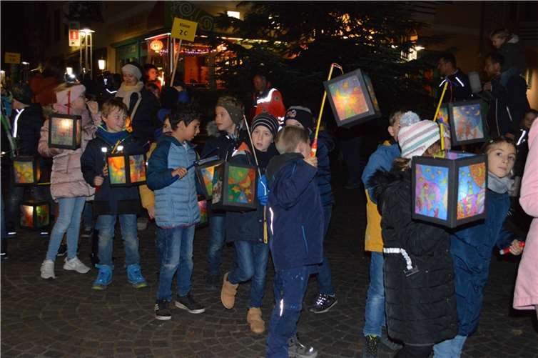 Viele Kinder zogen mit ihren Laternen durch die Straßen.